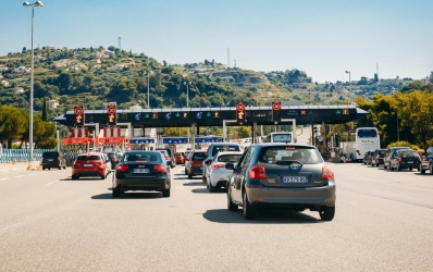 rij met autos voor tolpoorten frankrijk